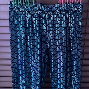 Shimmery/shiny mermaid leggings. Stretchy kids size 4X 🧜‍♀️super cute scales